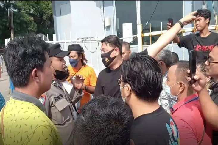 Saling Serobot Masuk...