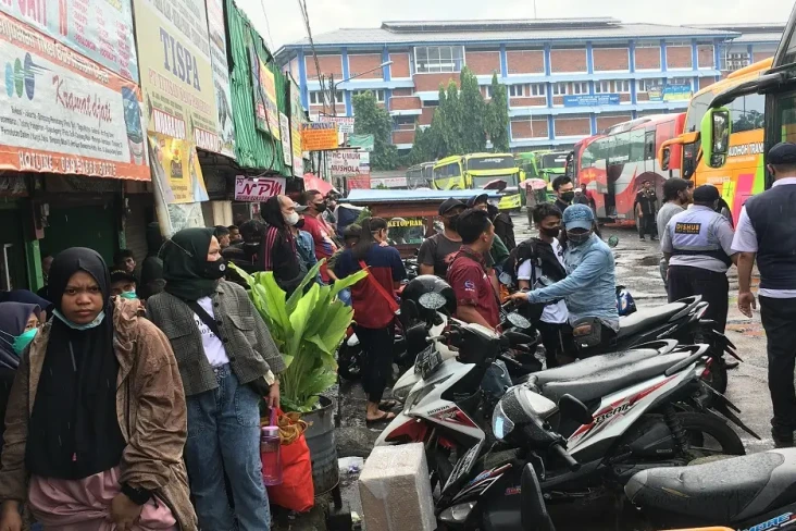 Hujan Tak Surutkan Semangat...