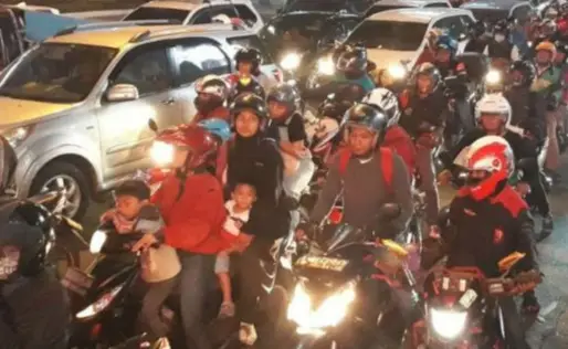 Bonceng Istri dari Jakarta...