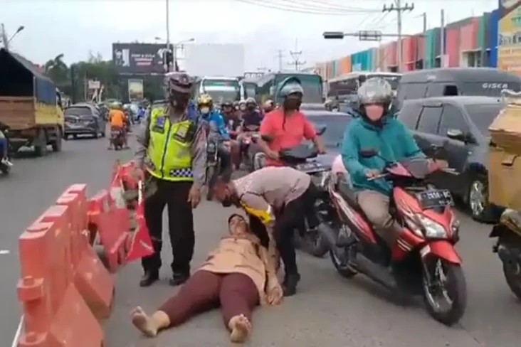 Protes Pengalihan Arus...