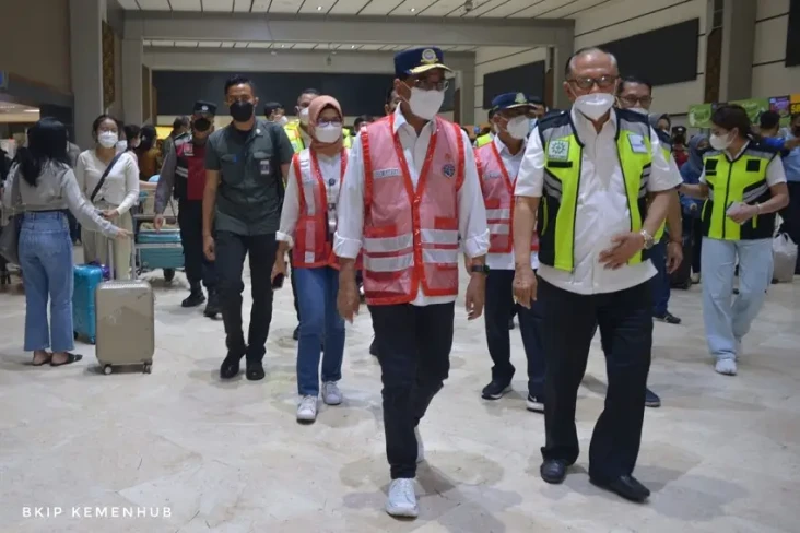 Tinjau Bandara Soetta,...