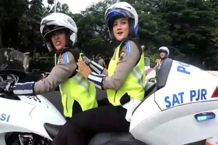 Polwan Berpangkat Jenderal,...