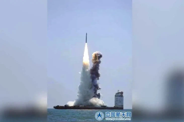 China Luncurkan Roket...