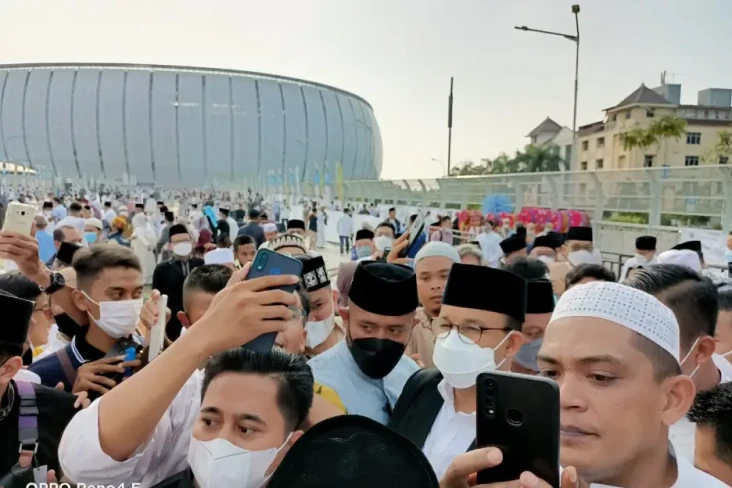 Jamaah Salat Id Berebut...
