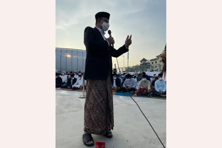 Anies Kenakan Sarung...
