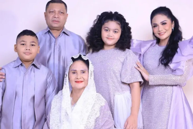 Berbusana Lilac, Krisdayanti...