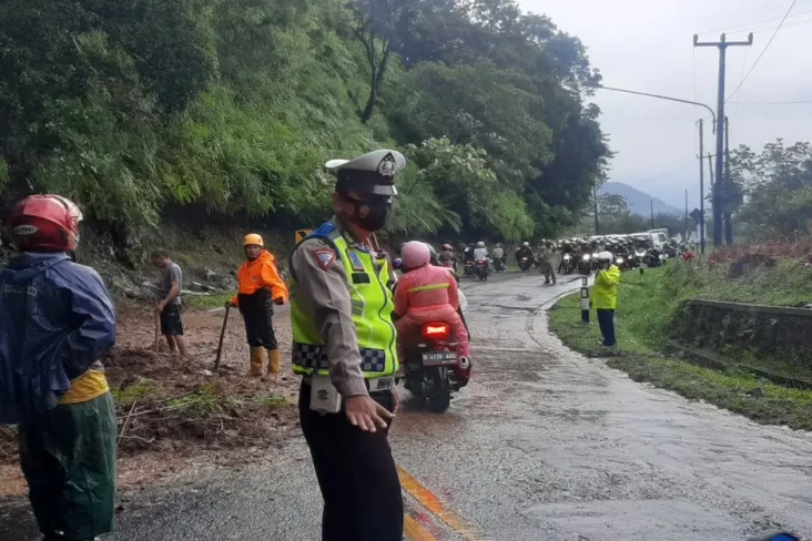 Longsor di Kawasan Ciater,...