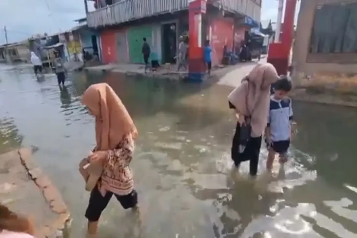 Banjir Rob Terjang Permukiman,...