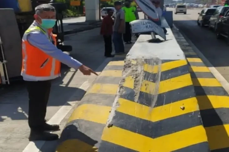 Truk Tabrak Gardu Tol...