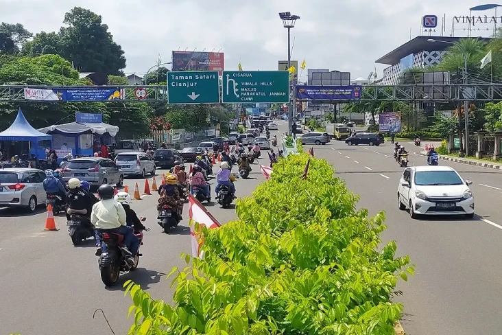 Lalu Lintas di Jalur...