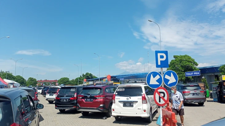 Pemudik Lebaran di Tol...