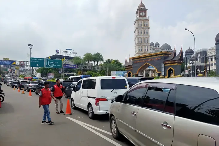 Macet Parah, Jalur Puncak...