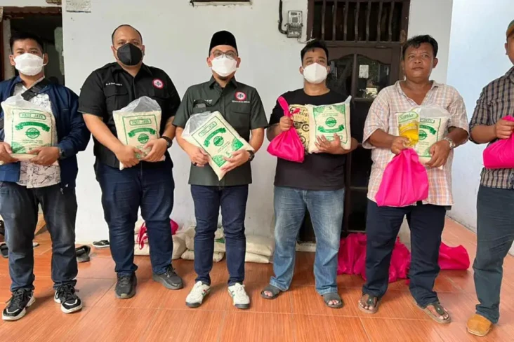 IDI Salurkan Paket Sembako...