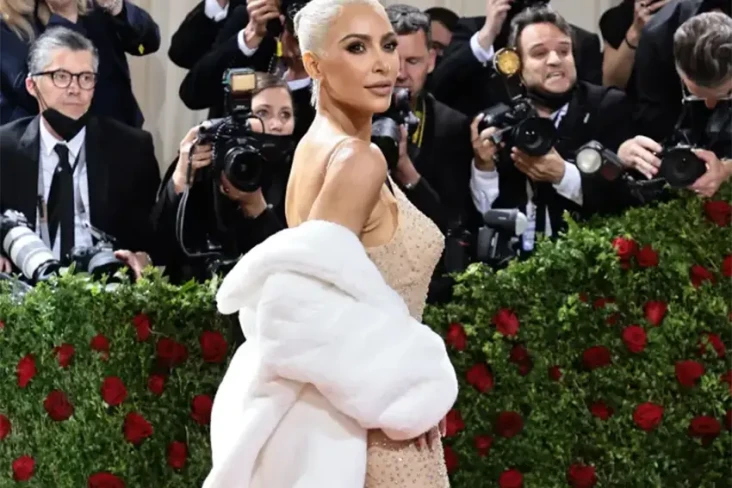 Kim Kardashian Turunkan...
