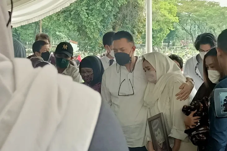 Tangis Nia Zulkarnaen...
