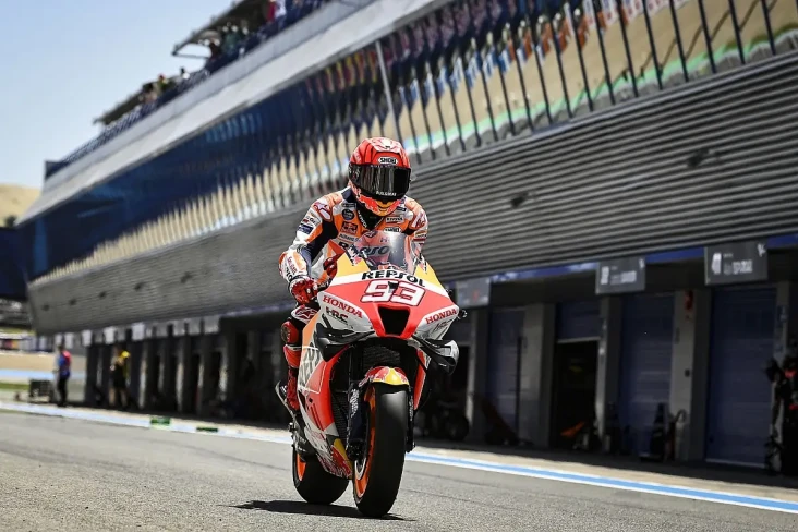 Marquez Lempar Sarung...