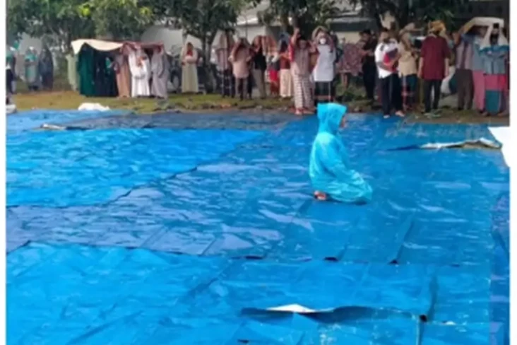 Viral! 1 Jamaah Salat...