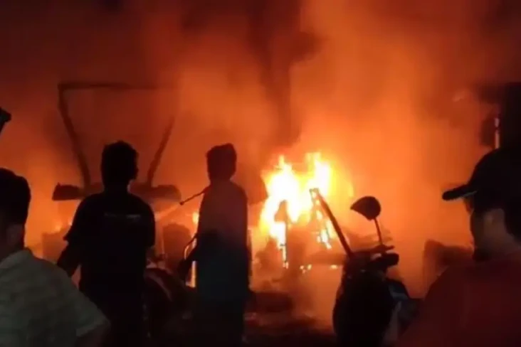 4 Traktor Besar Terbakar...