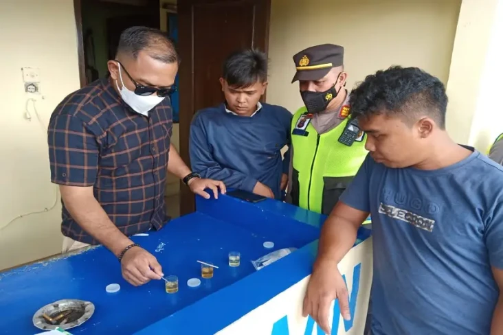 Polisi Lakukan Tes Urine...