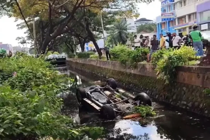 Mobil Fortuner Nyemplung...