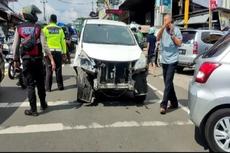 Mobil Avanza Tabrak...