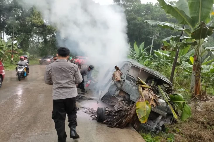 Ditabrak Avanza, Angkot...