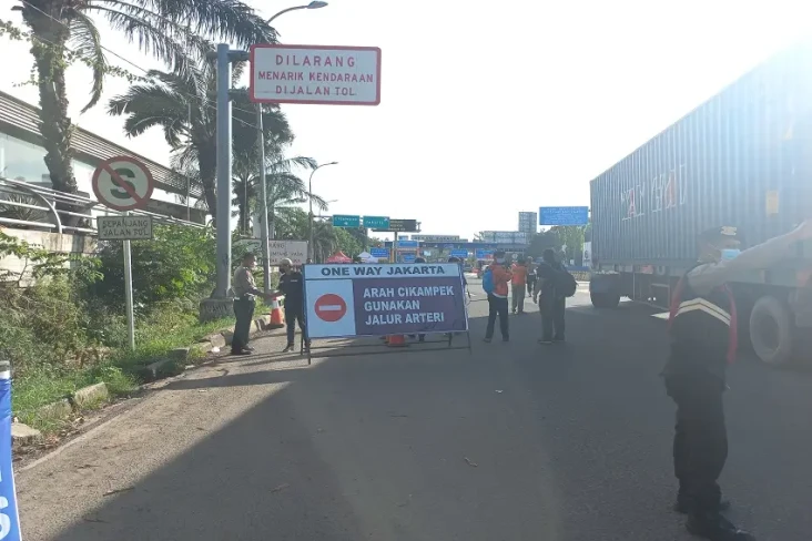 Gerbang Tol Bekasi Barat...