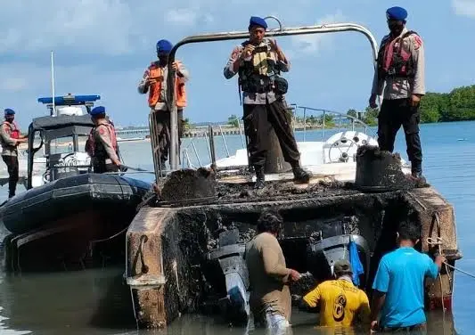 Kapal Cepat Terbakar...