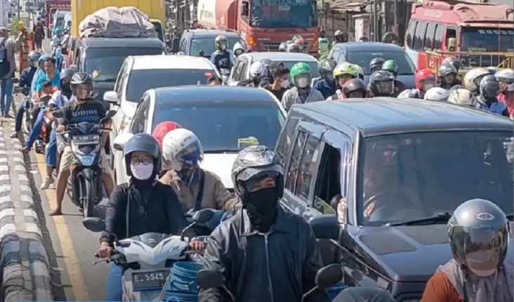 Macet 2 Kilometer, Ribuan...