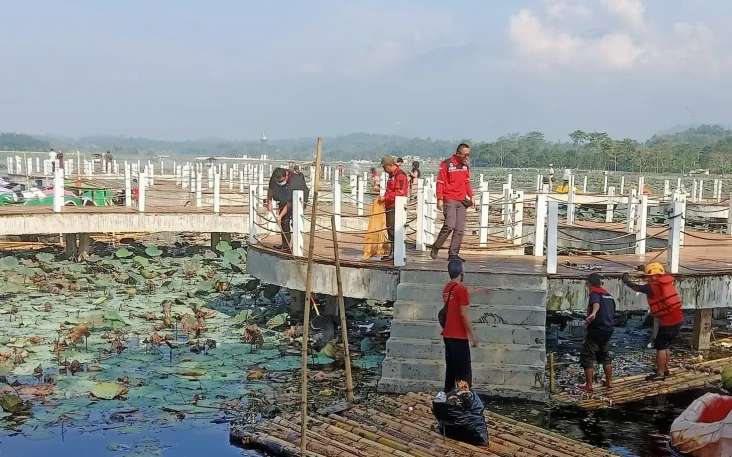 Sampah Menumpuk dan...