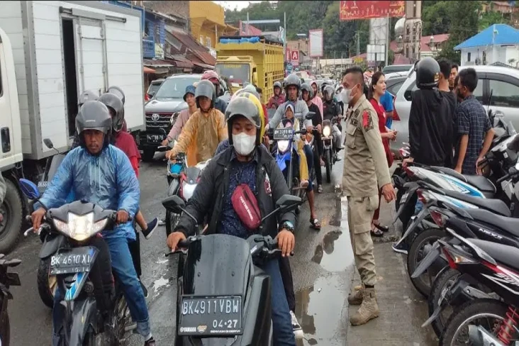 Parapat Diserbu Belasan...