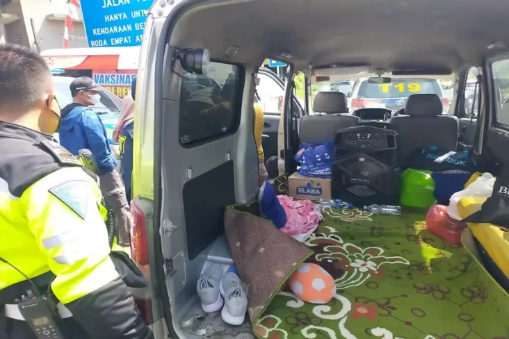 Mobil Ambulans Ditilang...