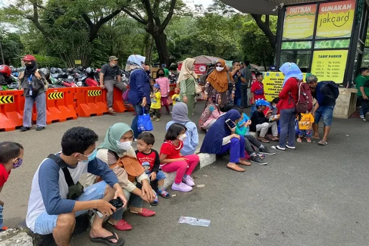 Beli Tiket Masuk Ragunan...