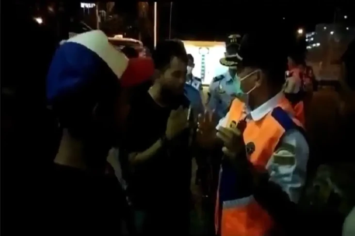 Kesal Tertahan Berjam-jam...