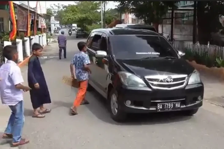 Ratusan Mobil Pemudik...