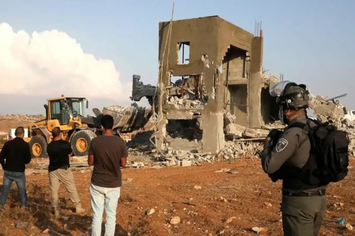 Israel Hancurkan Rumah...