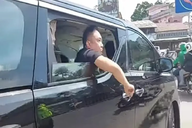 Terungkap! Identitas...