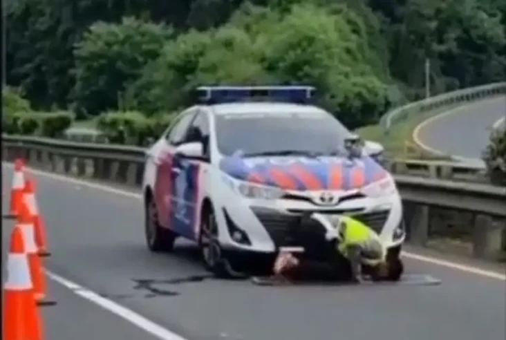 Polisi Ini Sempatkan...