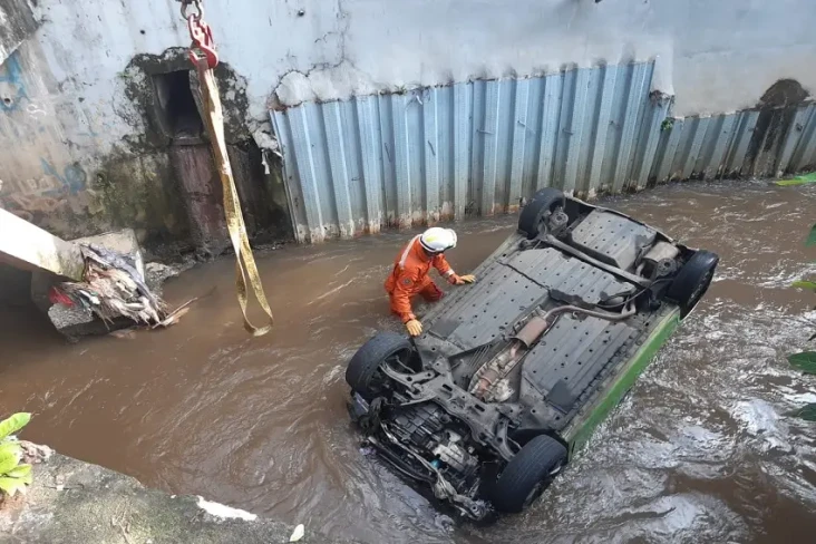 Sopir Ngantuk, Mobil...