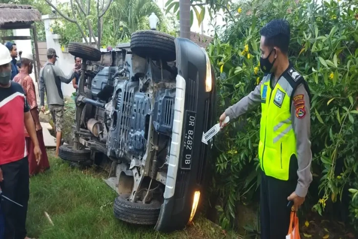 Mobil Peziarah Terbalik...
