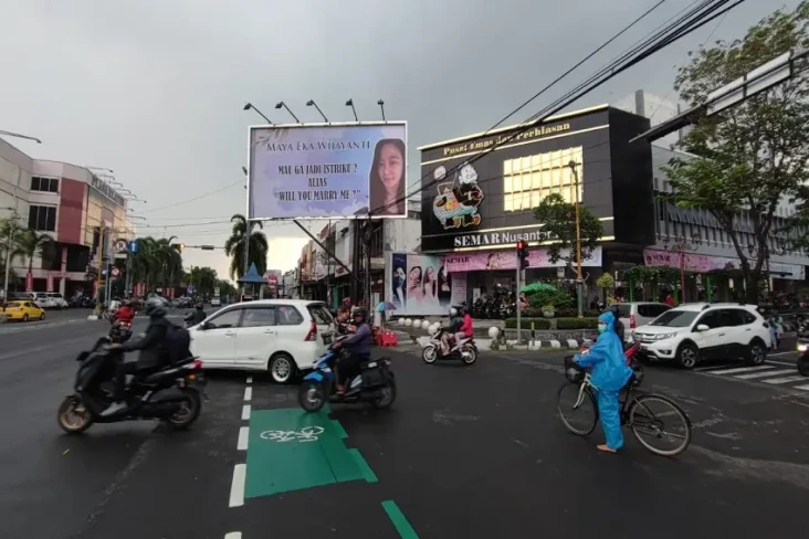 Pria Pemasang Baliho...
