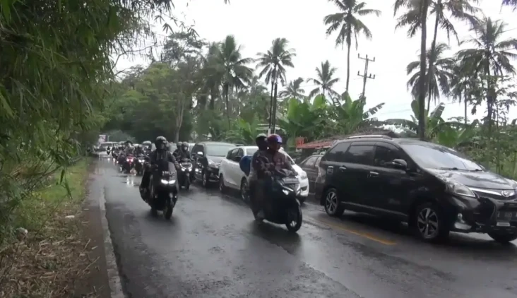 Ribuan Kendaraan Arus...