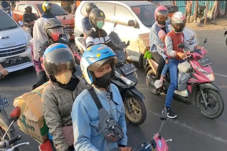 Pemudik Bermotor yang...