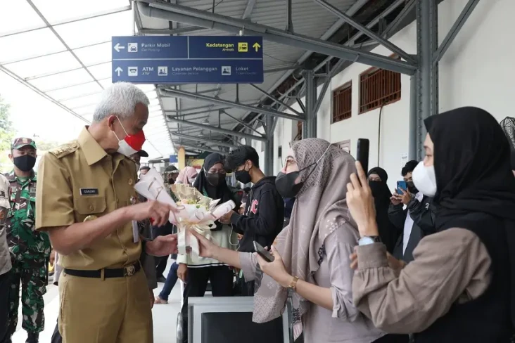 Tinjau Stasiun Semarang...