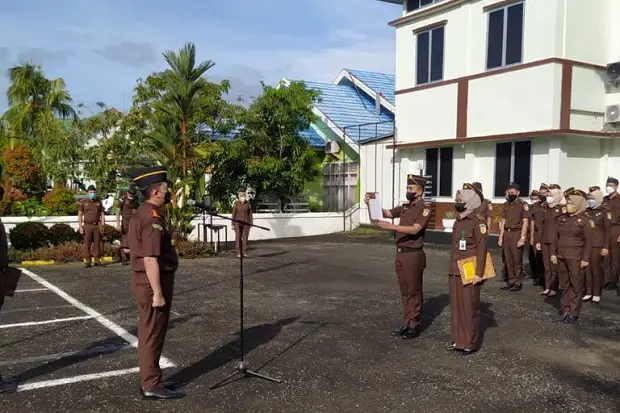 Dinas Hari Pertama,...