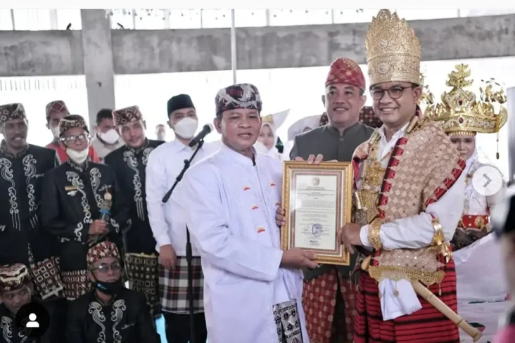Terima Gelar Kehormatan...