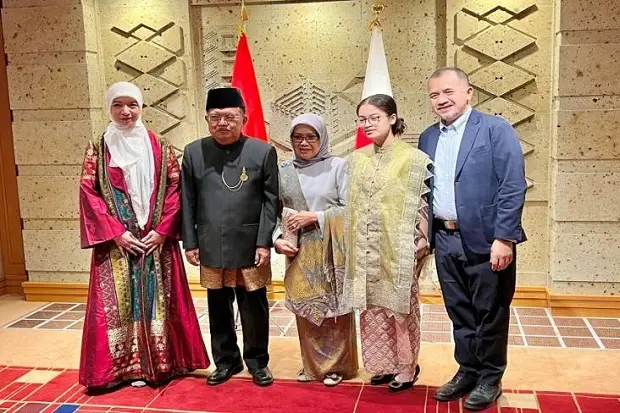 JK Terima Penghargaan...