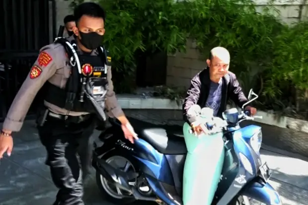 Bawa Puluhan Liter Miras...
