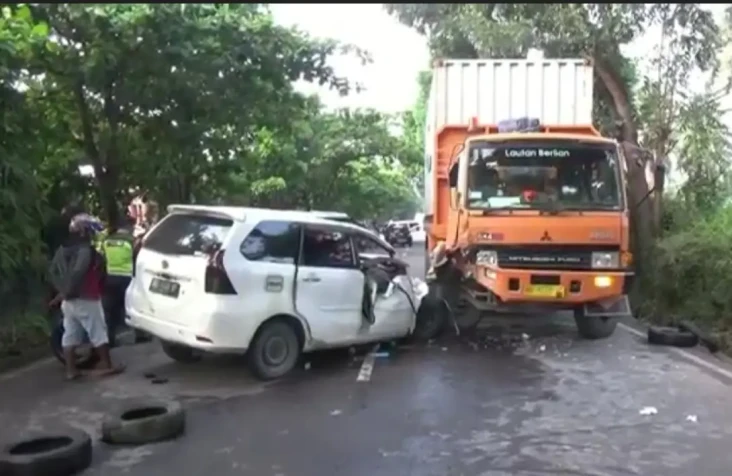 Mobil Travel Angkut...
