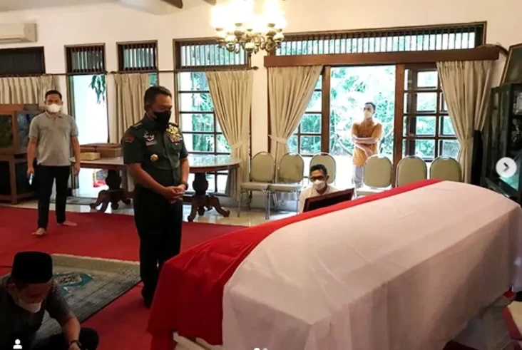 Melayat ke Rumah Duka...